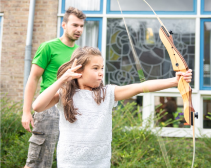 meisje doet boogschieten bij bso 2samen