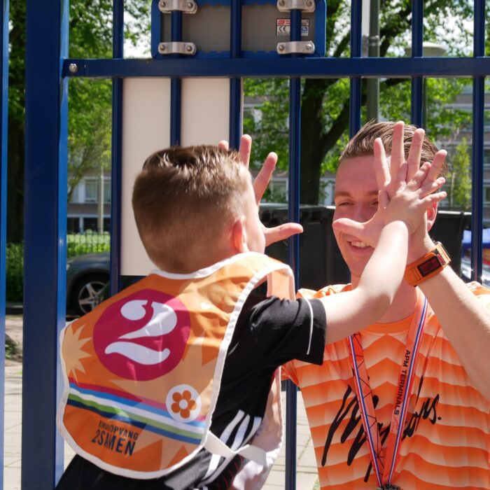 2Burchten bso den haag jongen en medewerker