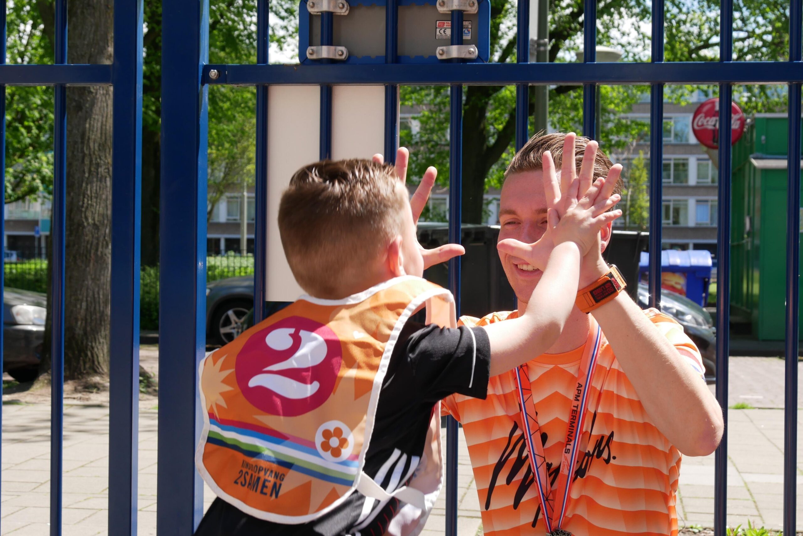 2Burchten bso den haag jongen en medewerker