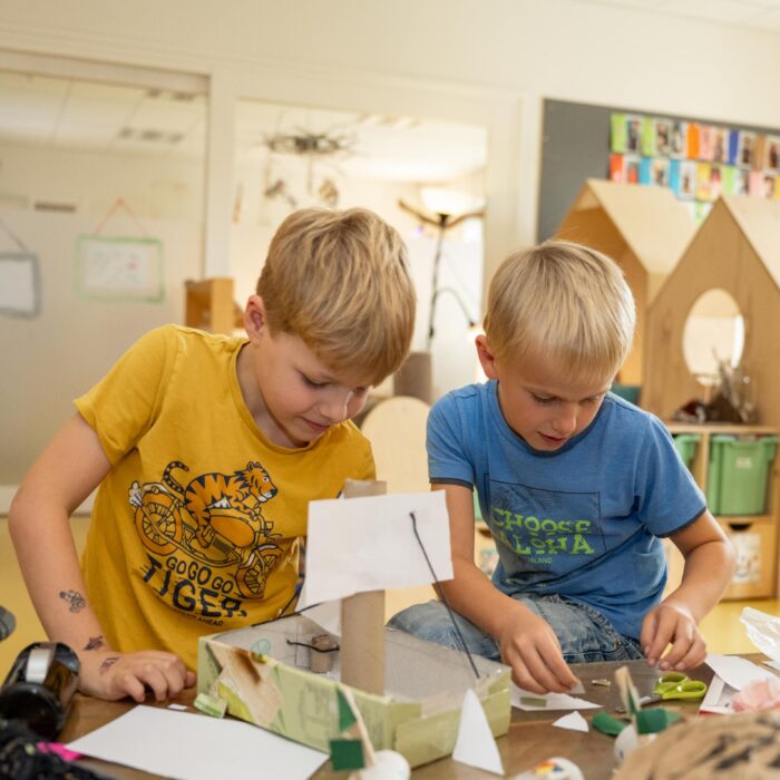 kinderen samen bij 2Giraffen bso Den Haag