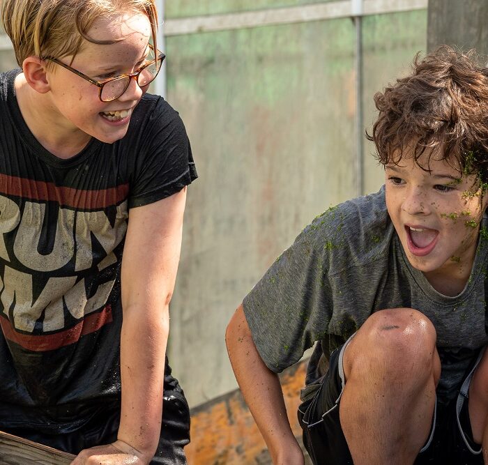 Kinderen doen survival activiteit van KICKS Kinderopvang 2Samen