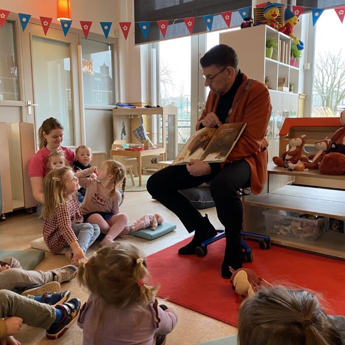 Burgemeester Bouke Arends leest voor bij baby's en peuters bij kinderdagverblijf 2Ballonnen in Monster, Westland