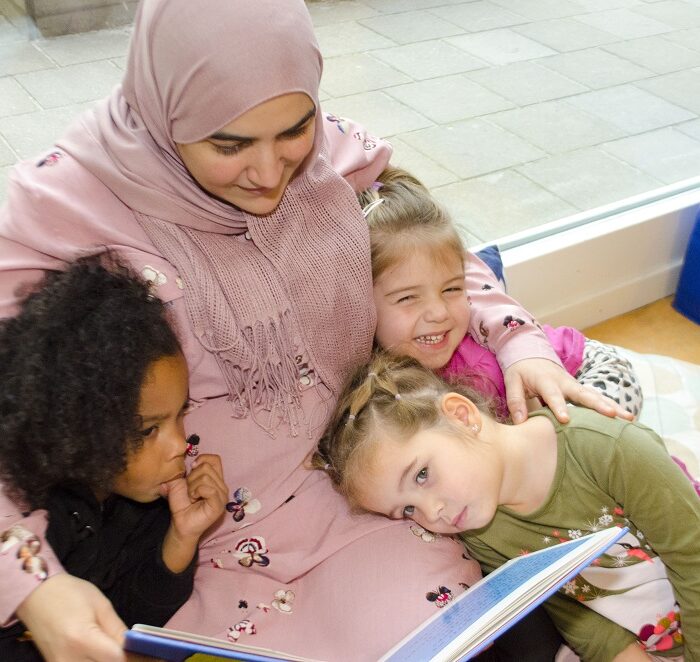 medewerker leest voor aan kinderen bij bso 2onder elkaar in spoorwijk den haag