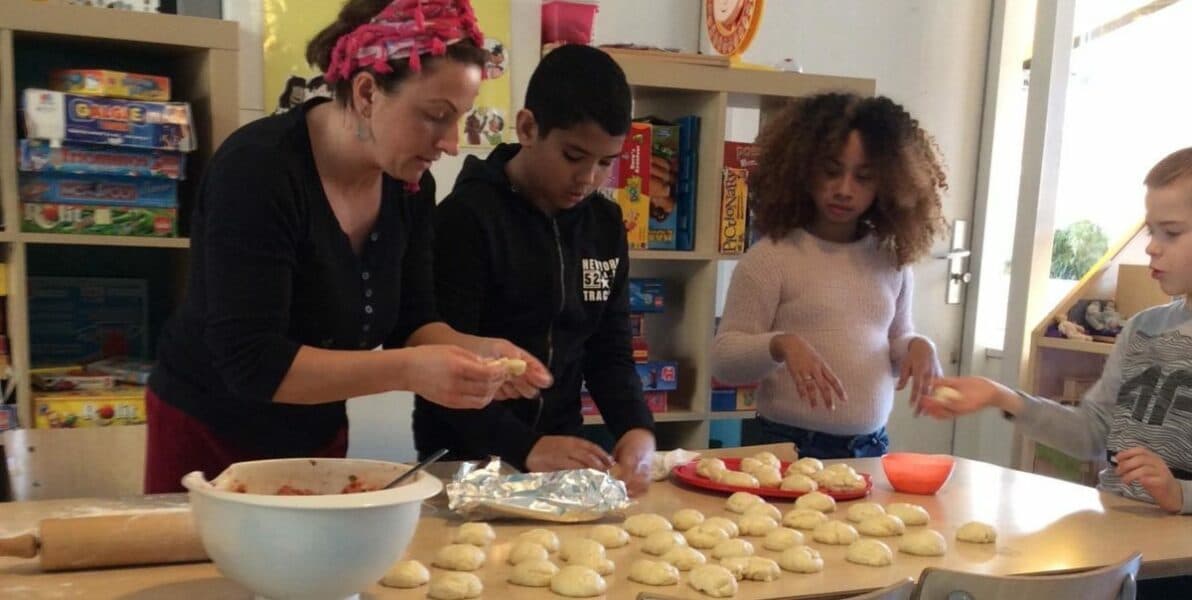 kinderen bakken bij bso 2onder elkaar in spoorwijk den haag