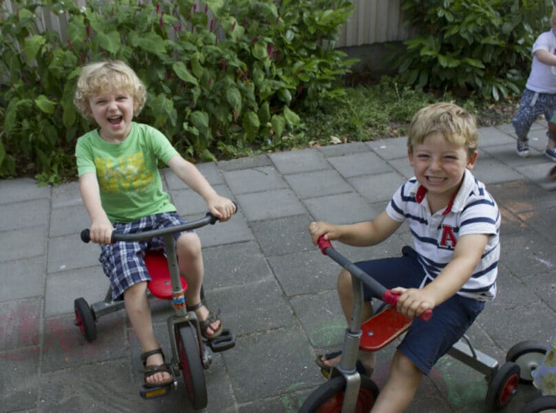 jongens op fietsjes bij bso 2vriendjes in bezuidenhout den haag