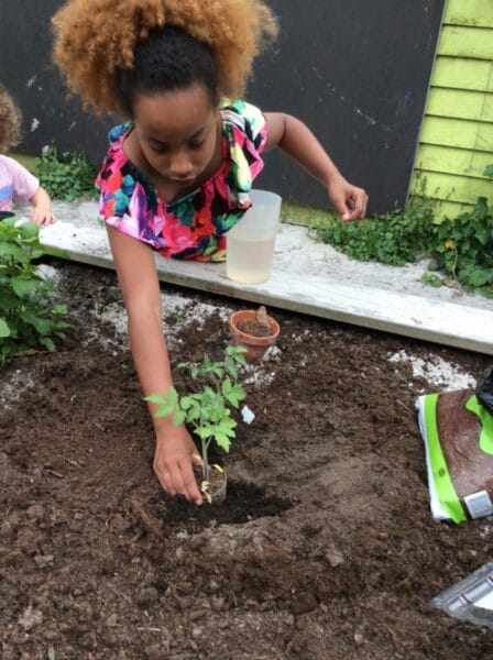 kind in moestuin bij bso 2onder elkaar in spoorwijk den haag