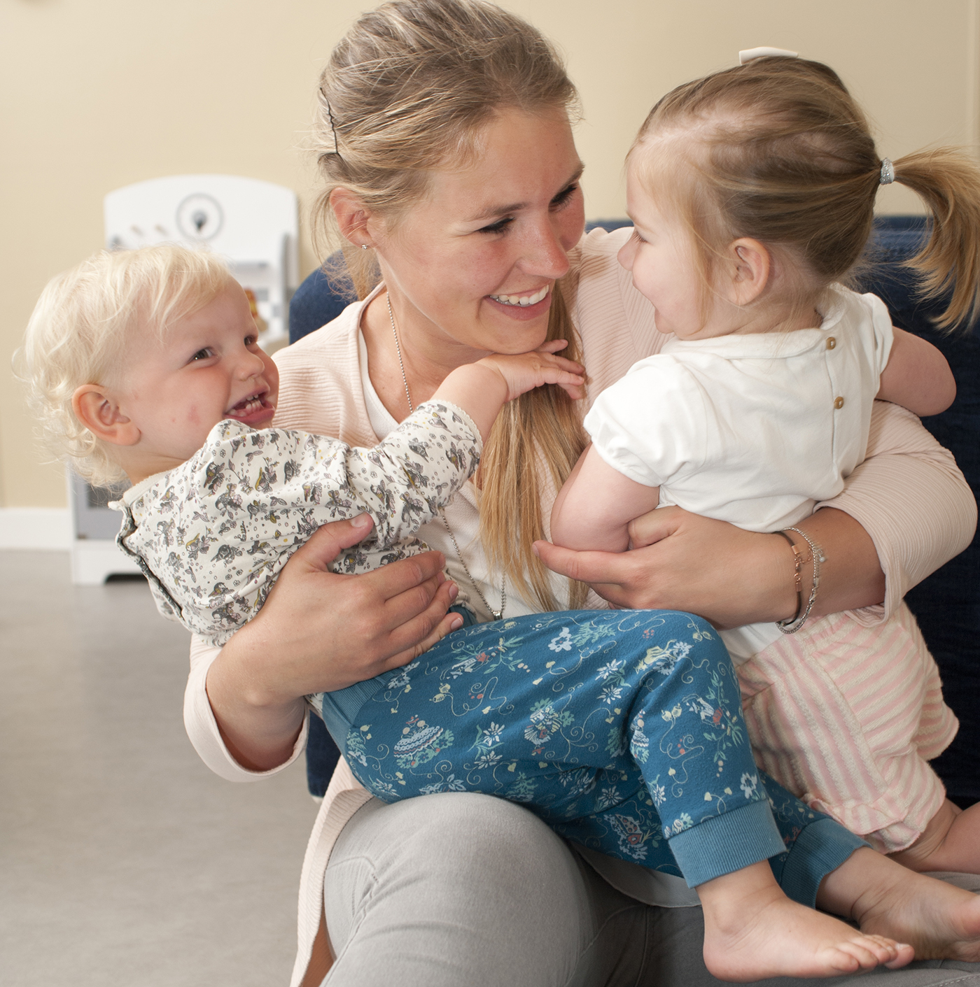 Kinderen knuffelen met medewerker