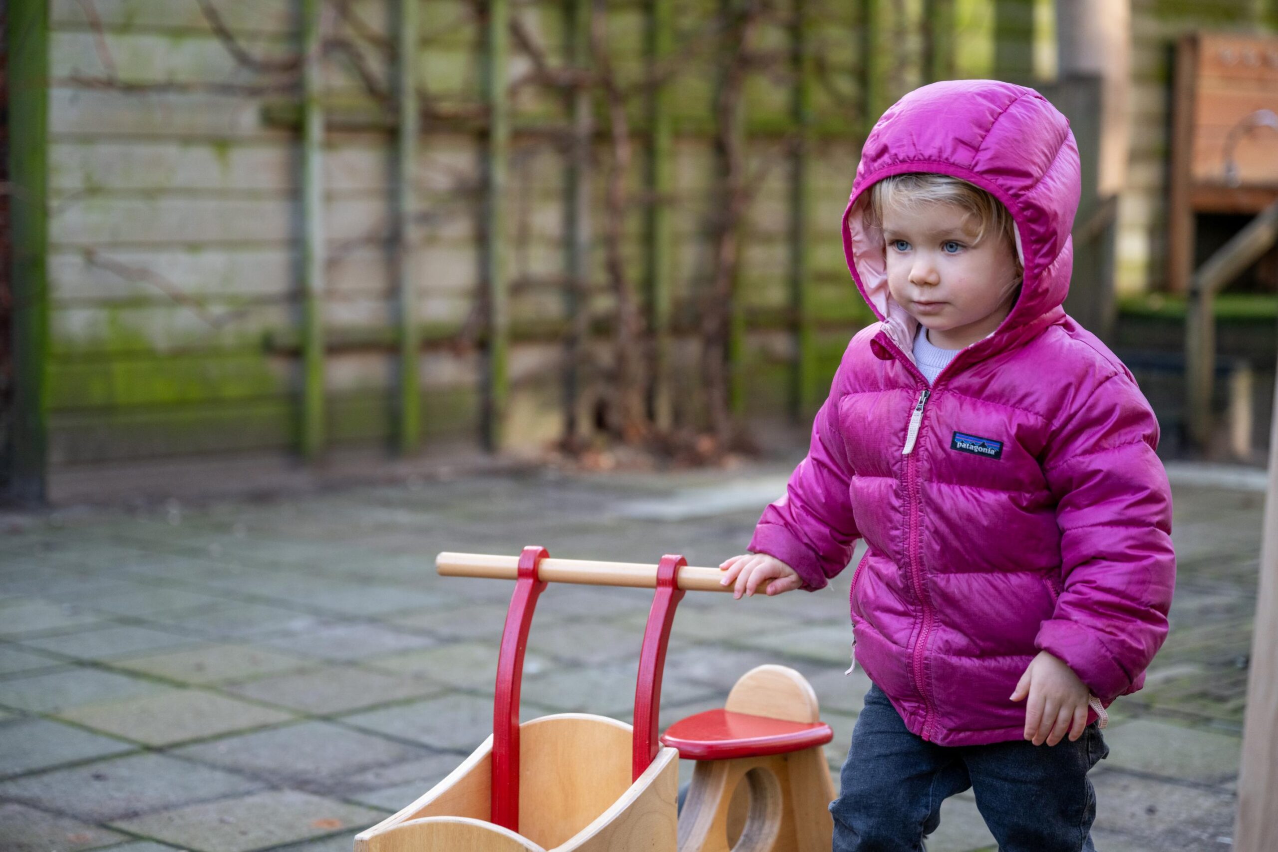 kind met wagentje bij kinderdagverblijf 2koninkjes in centrum den haag