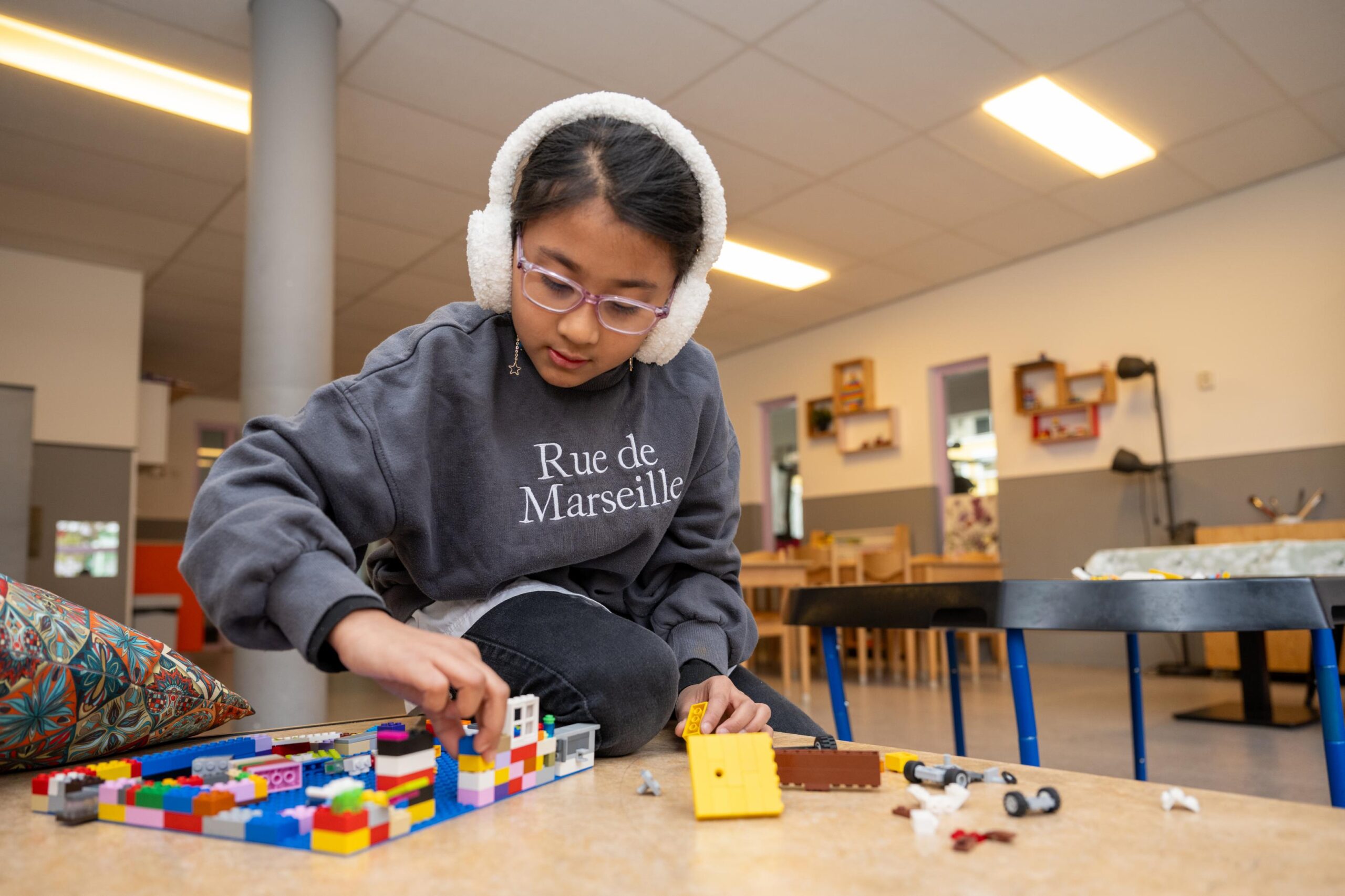 Meisje bouwt met lego bij bso 2hoek in regentessekwartier den haag