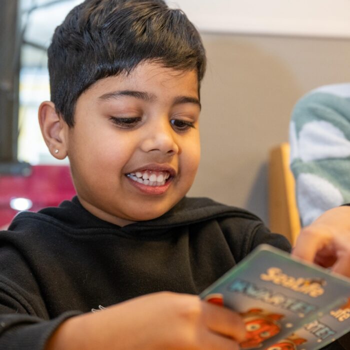 jongen leest boek bij bso 2hoek in den haag