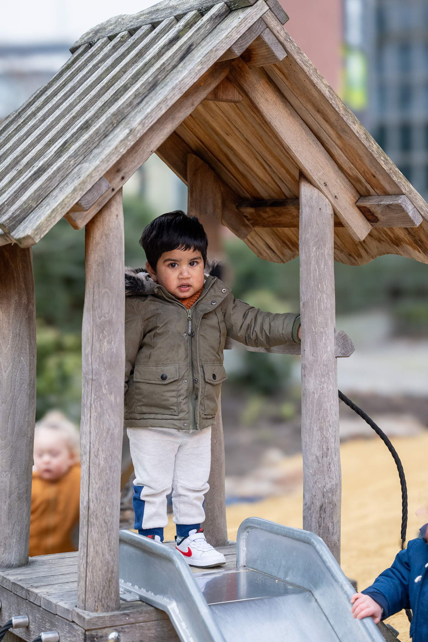 jongen in speelhuisje Klimrek bij kinderdagverblijf 2Zonnebloemen Regentessekwartier Den Haag