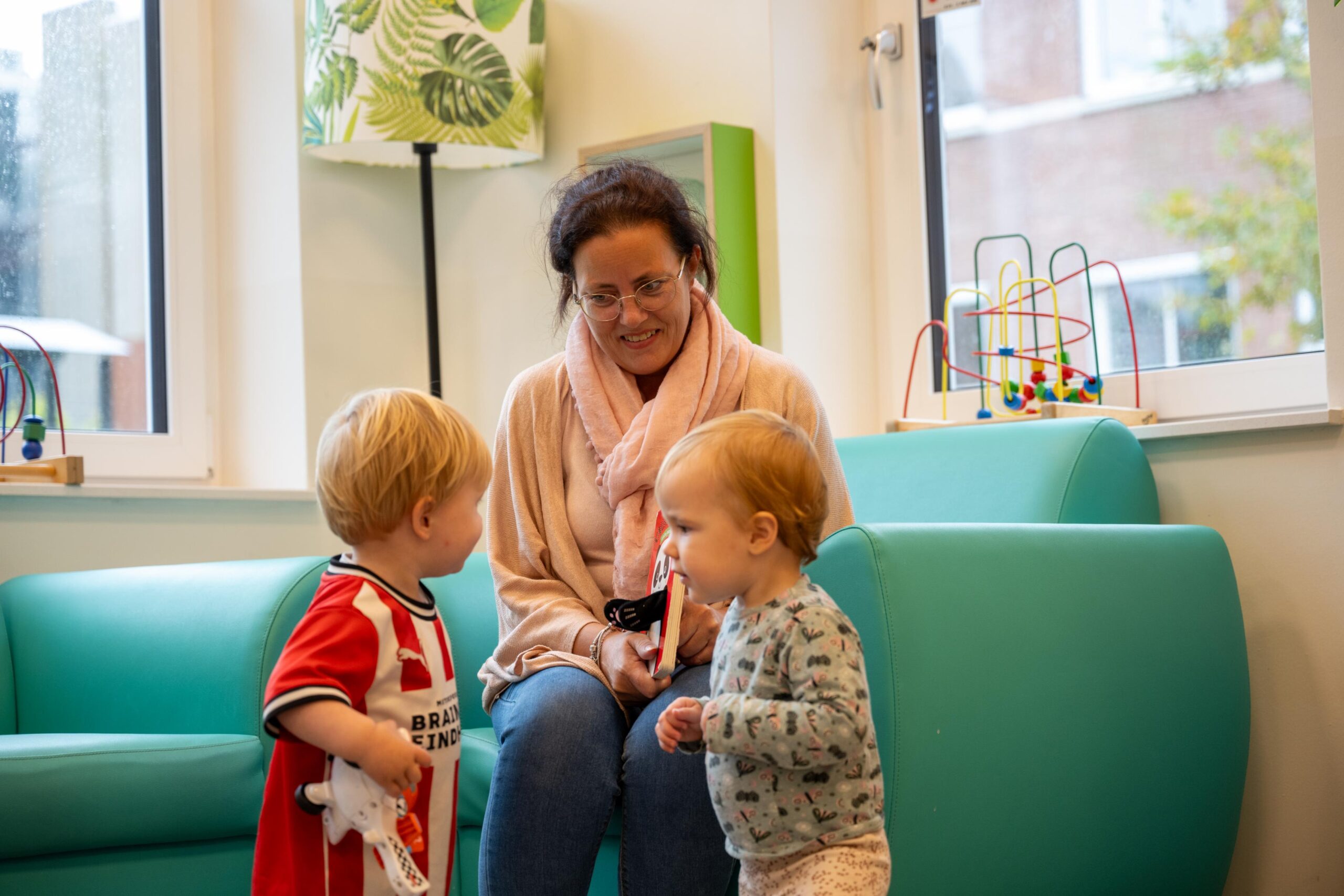 medewerker met kinderen bij kinderdagverblijf 2kabouters in het zeeheldenkwartier den haag