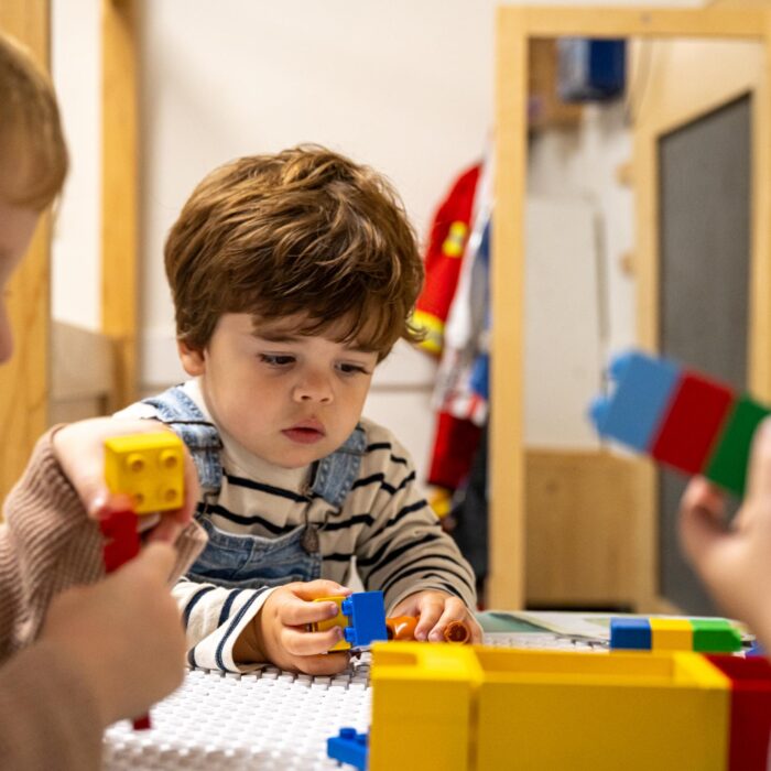 Twee jongens gaan iets moois maken van de blokken. We zijn benieuwd wat het wordt bij peuteropvang 2Karpers in Belgisch Park.