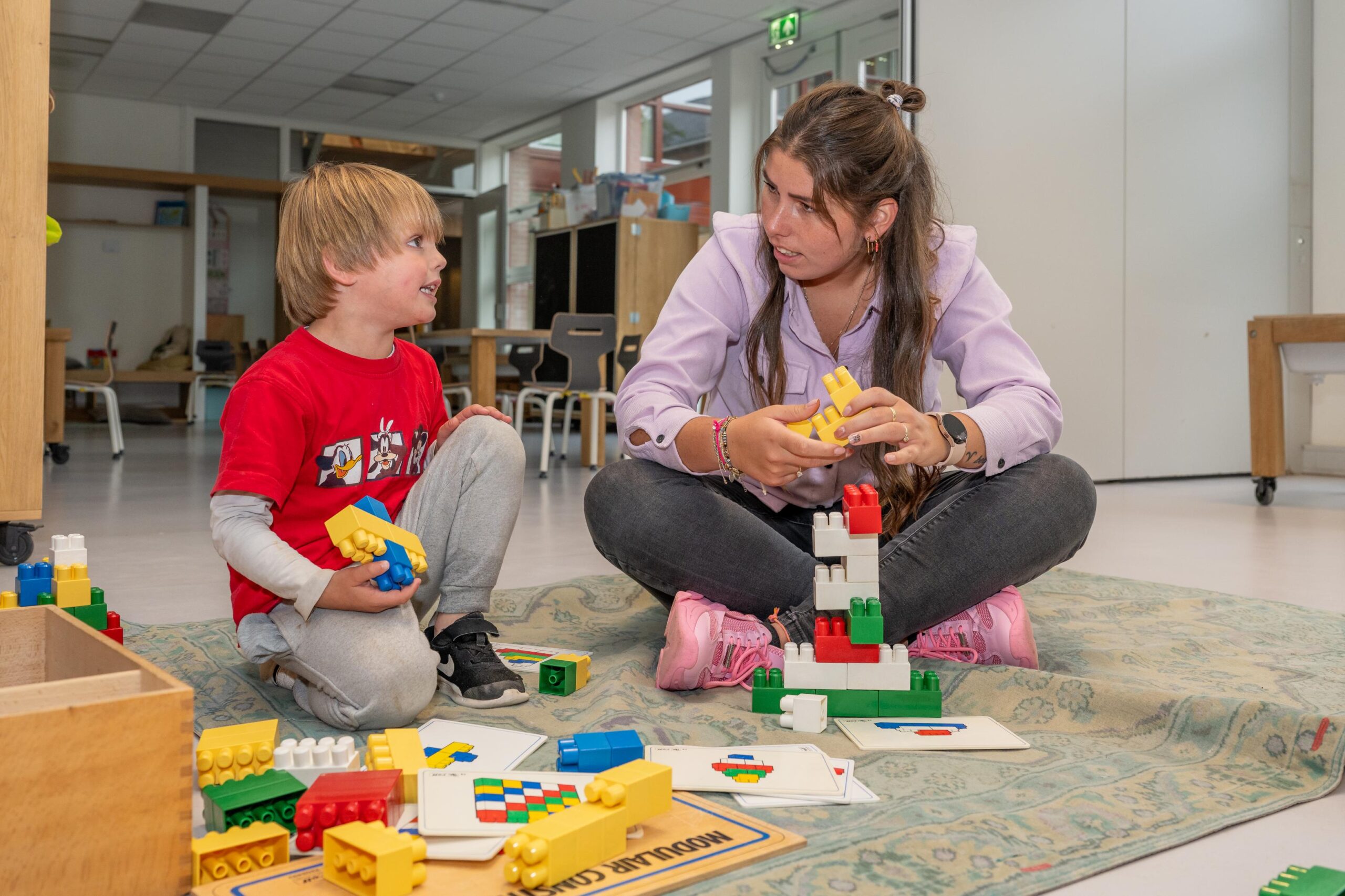 kind met medewerker in bouwhoek bij bso 2karpers in scheveningen den haag