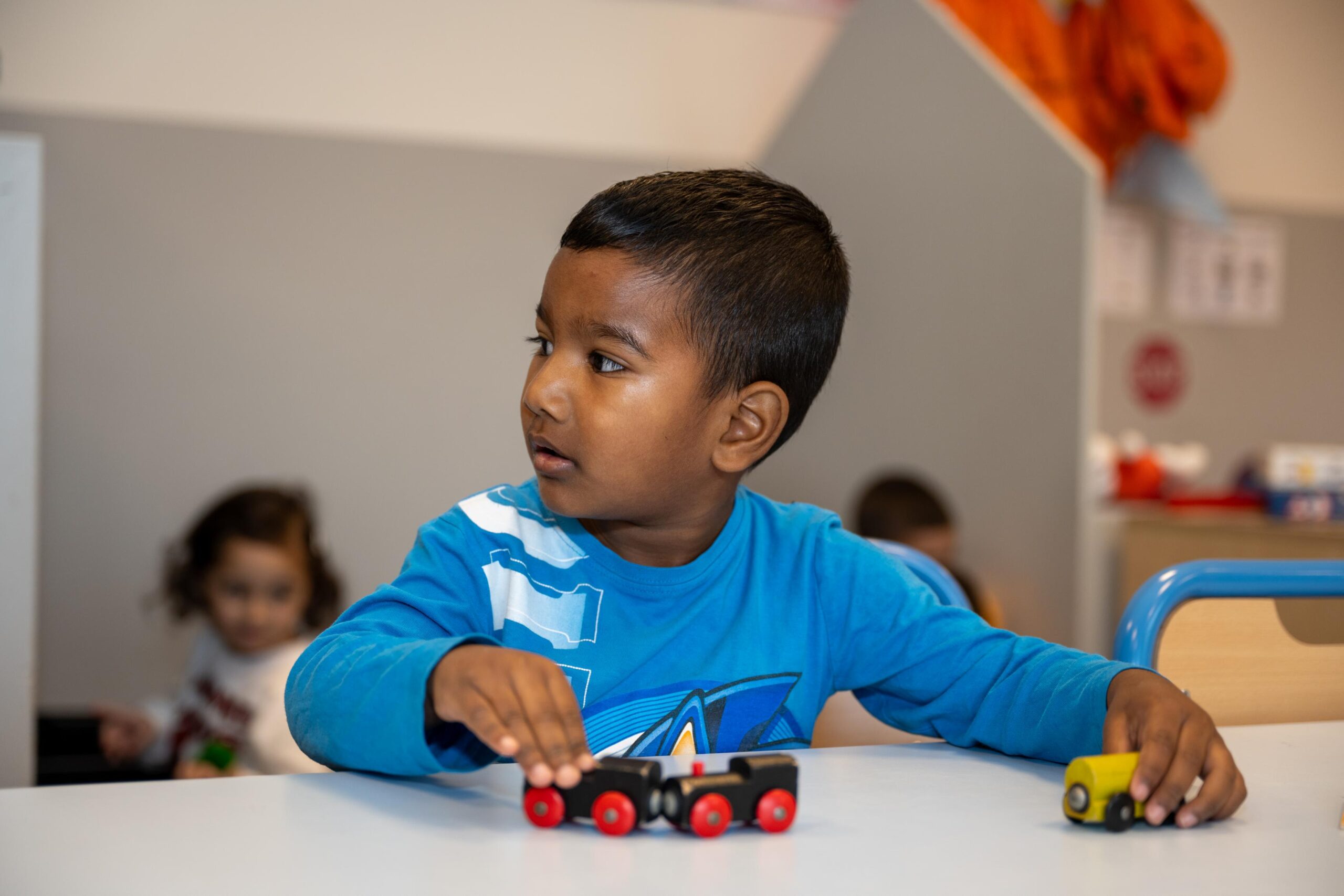 Spelen met auto's is altijd leuk. Een peuter bij Peuteropvang 2Acrobaten heeft een treintje van auto's gemaakt.