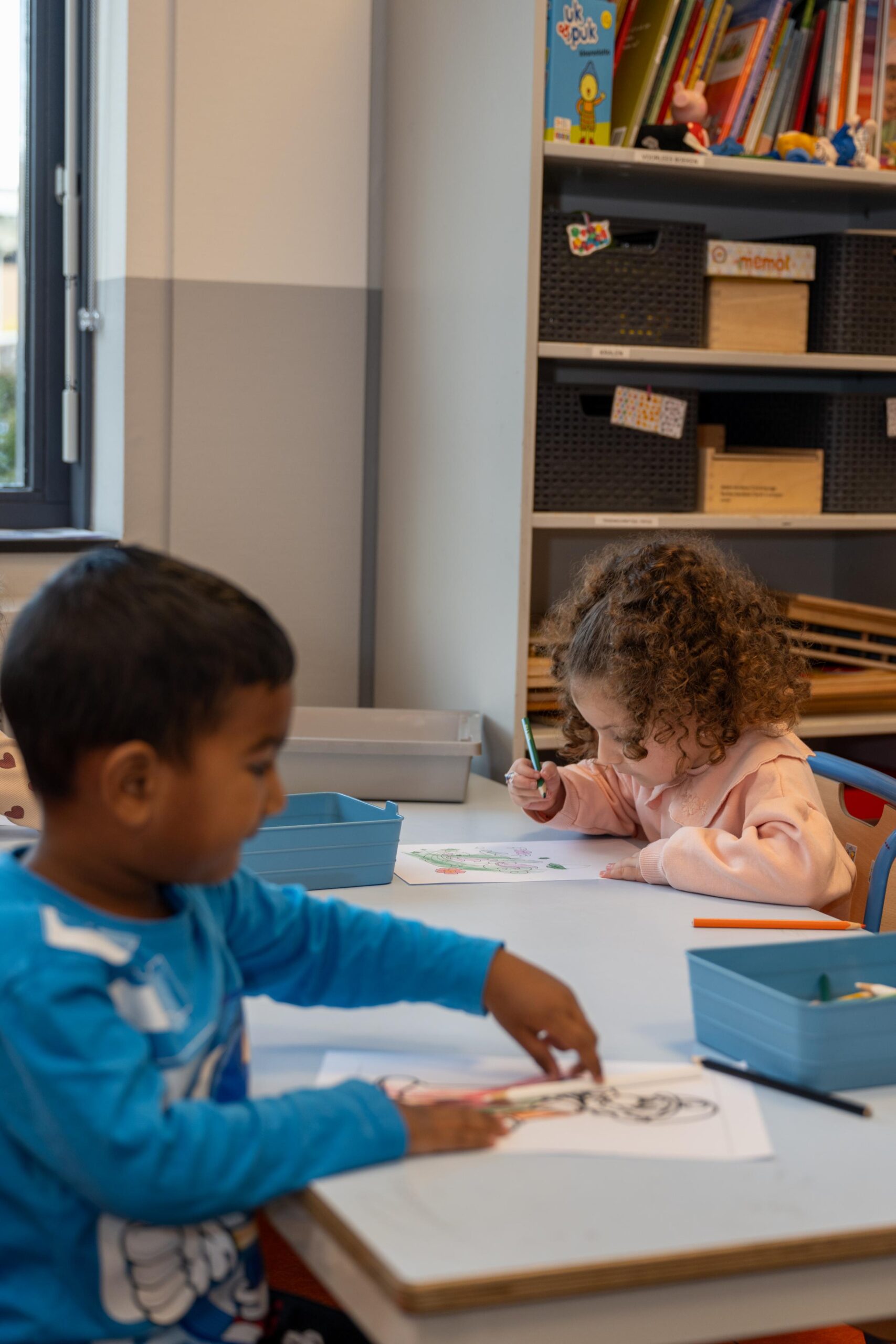 Twee peuters maken geconcentreerd een tekening bij Peuteropvang 2Acrobaten in Morgenstond.