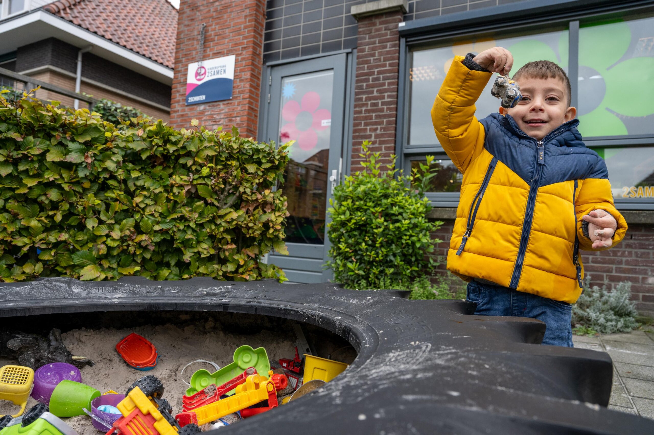 jongen bij zandbak bij peuteropvang 2schuiten in wateringse veld den haag