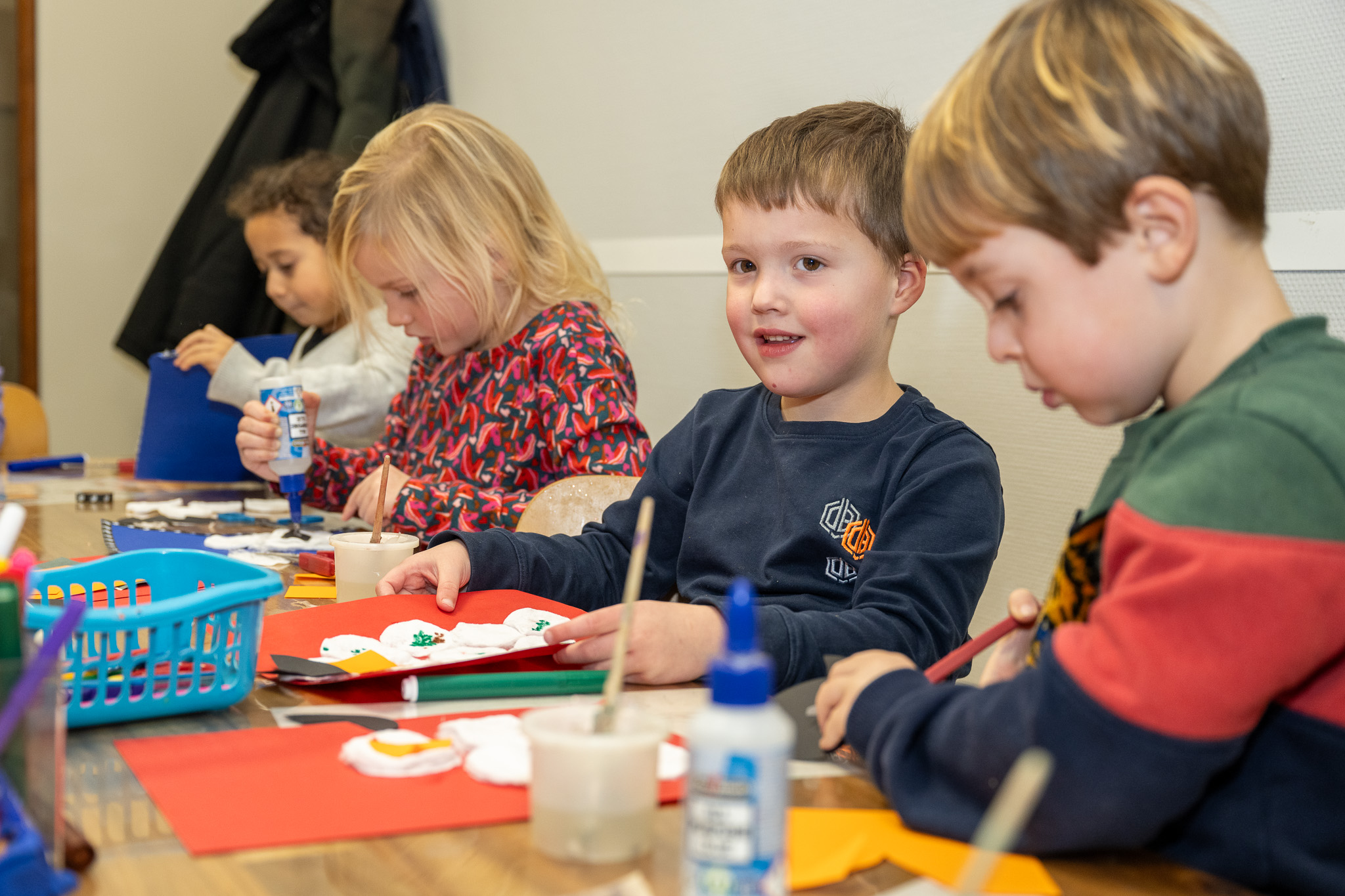 kinderen aan tafel bij bso 2vliegers in monster