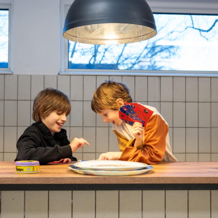 jongens in keuken bij bso 2uilen in de vogelwijk den haag