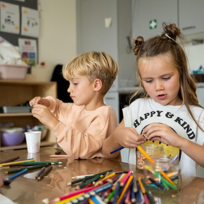 kinderen knutselen bij bso 2giraffen in het valkenboskwartier den haag