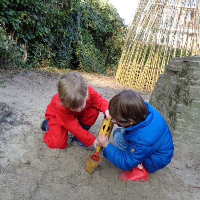 Graven in tuin peuteropvang 2Aan2 centrum den haag