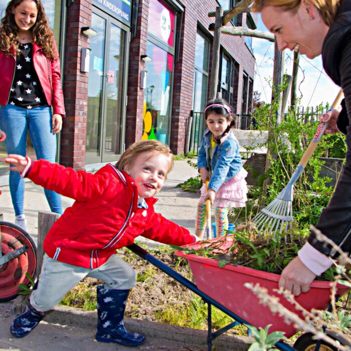 tuinieren Moestuin kinderdagverblijf 2Zwanen Ypenburg Den Haag Kinderopvang 2Samen