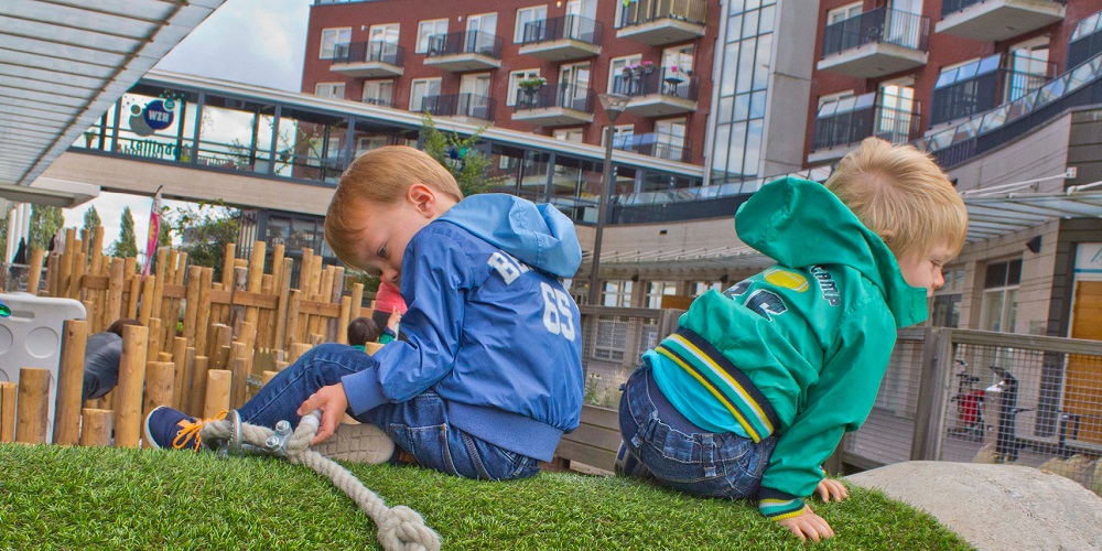 Twee peuters buiten bij Kinderopvang 2Libellen in Leidschenveen