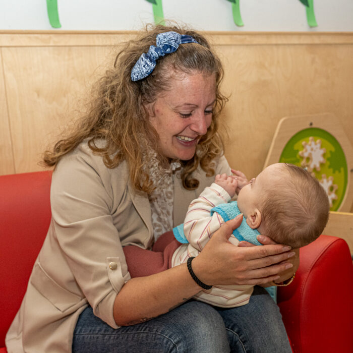 Knuffelen met baby bij bij kdv 2Vliegers Monster