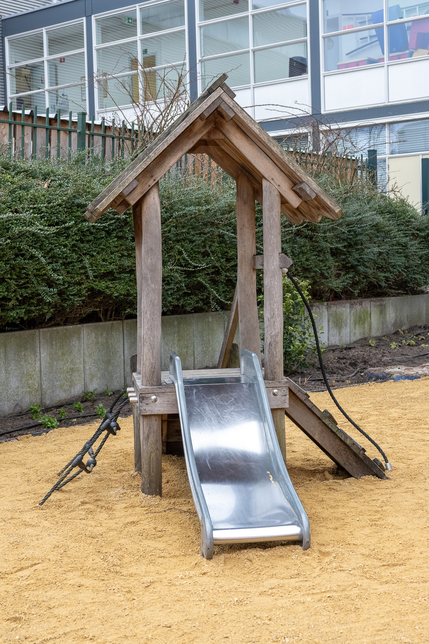 Speeltoestel buiten bij kinderdagverblijf 2Zonnebloemen Regentessekwartier Den Haag