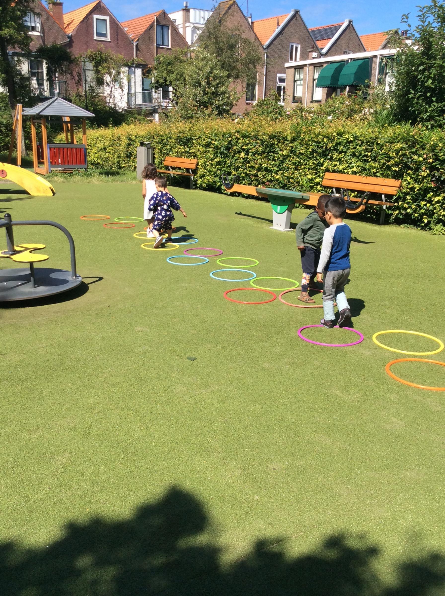 Spelen met ringen peuteropvang 2Ruiters Willemspark Den Haag