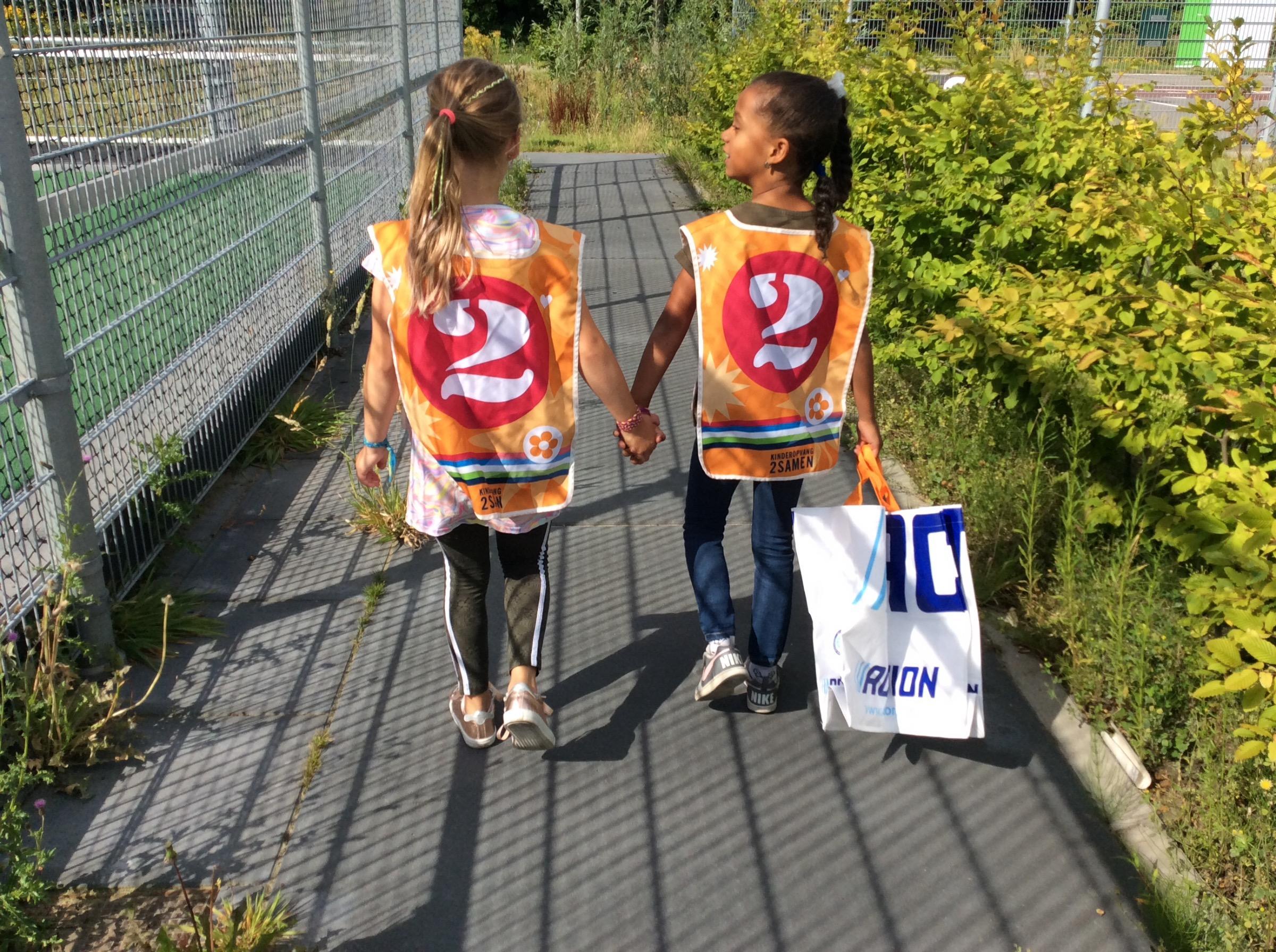 Vriendinnen lopen bij buitenschoolse opvang 2Sprinkhanen Wateringse Veld Den Haag