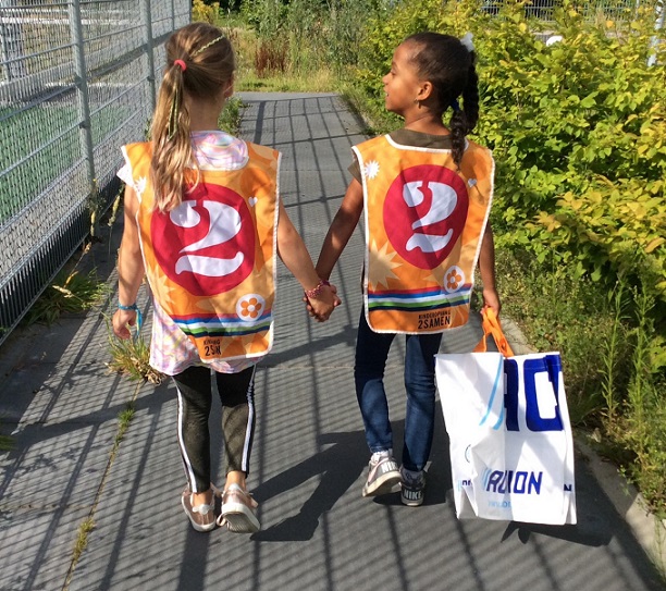 Vriendinnen samen bso buitenschoolse opvang 2Sprinkhanen Wateringse Veld Den Haag