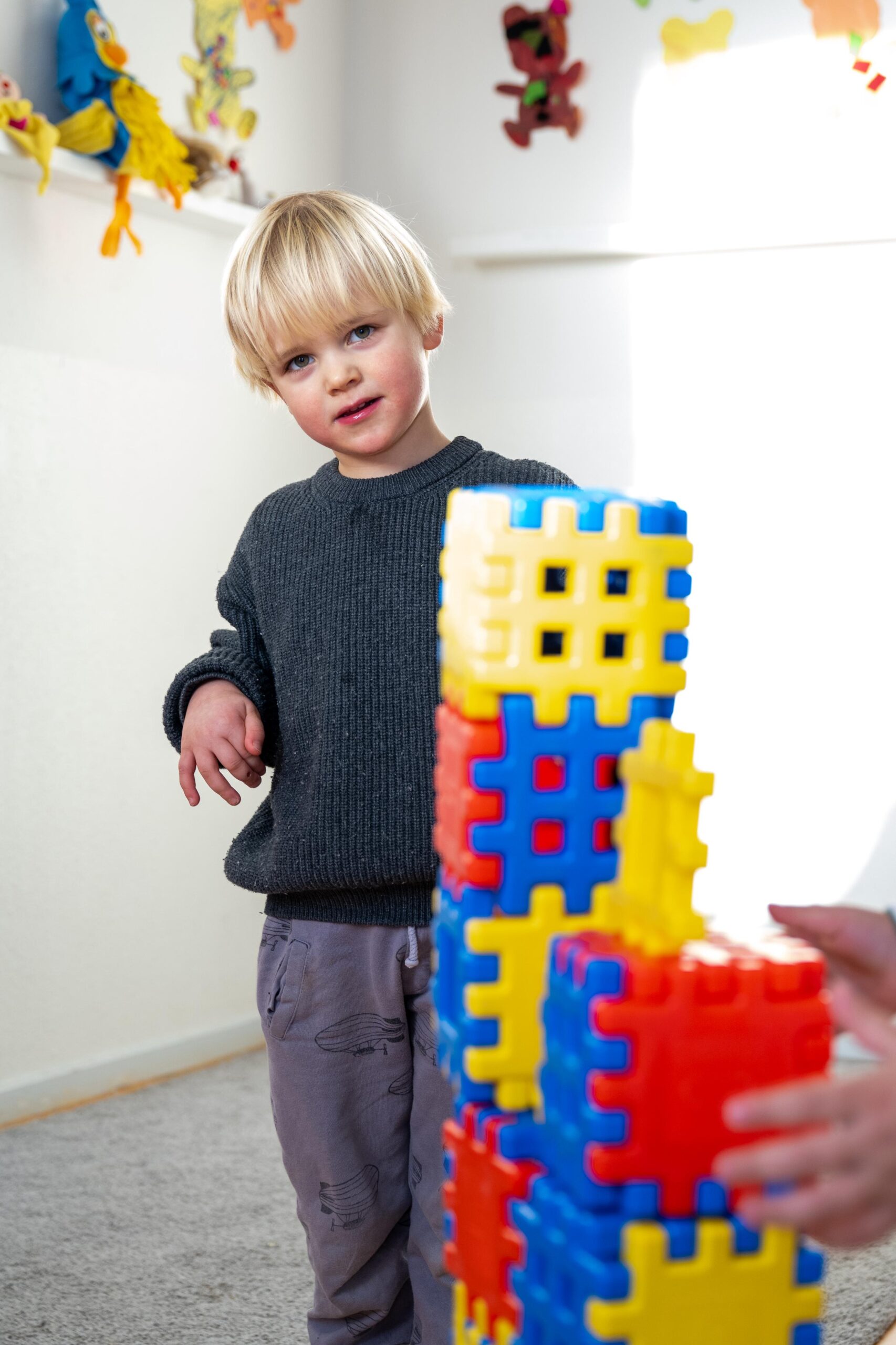 jongetje bij blokkentoren bij kinderdagverblijf 2koninkjes in centrum den haag