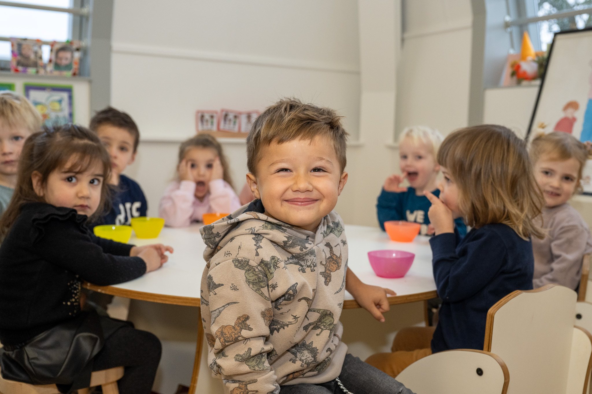 Bij kinderdagverblijf 2Ballonnen in Monster is het een eet- en drinkmoment voor alle peuters