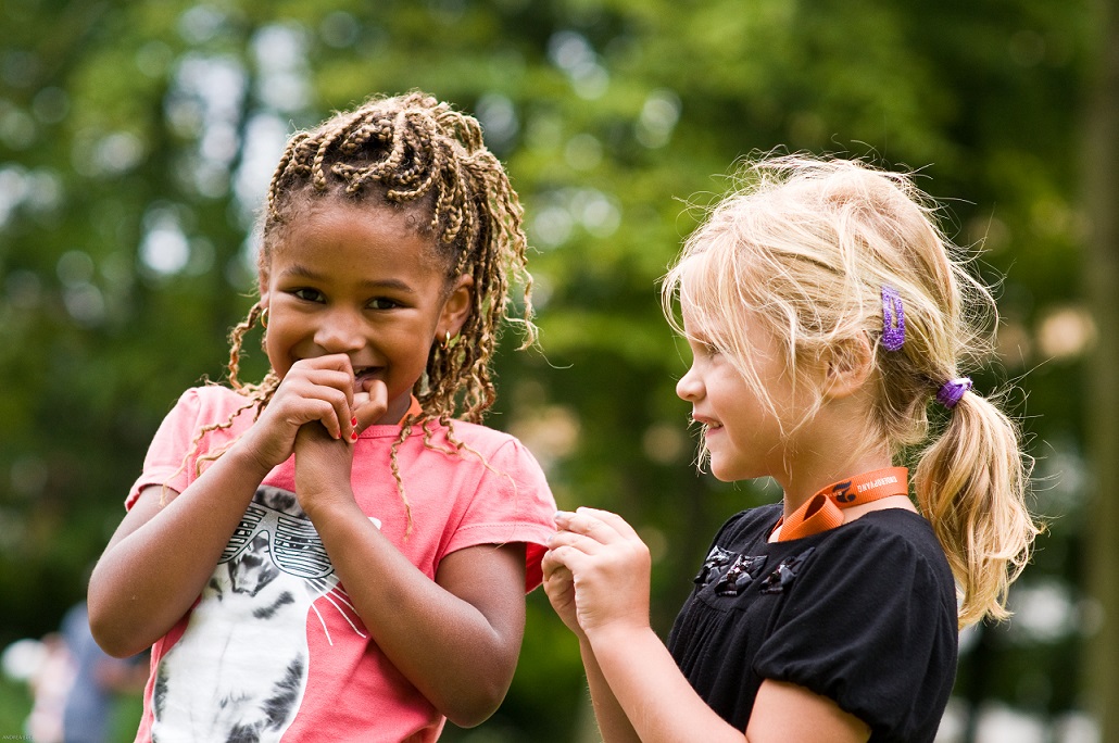 Kinderen lachen bij 2Wombats