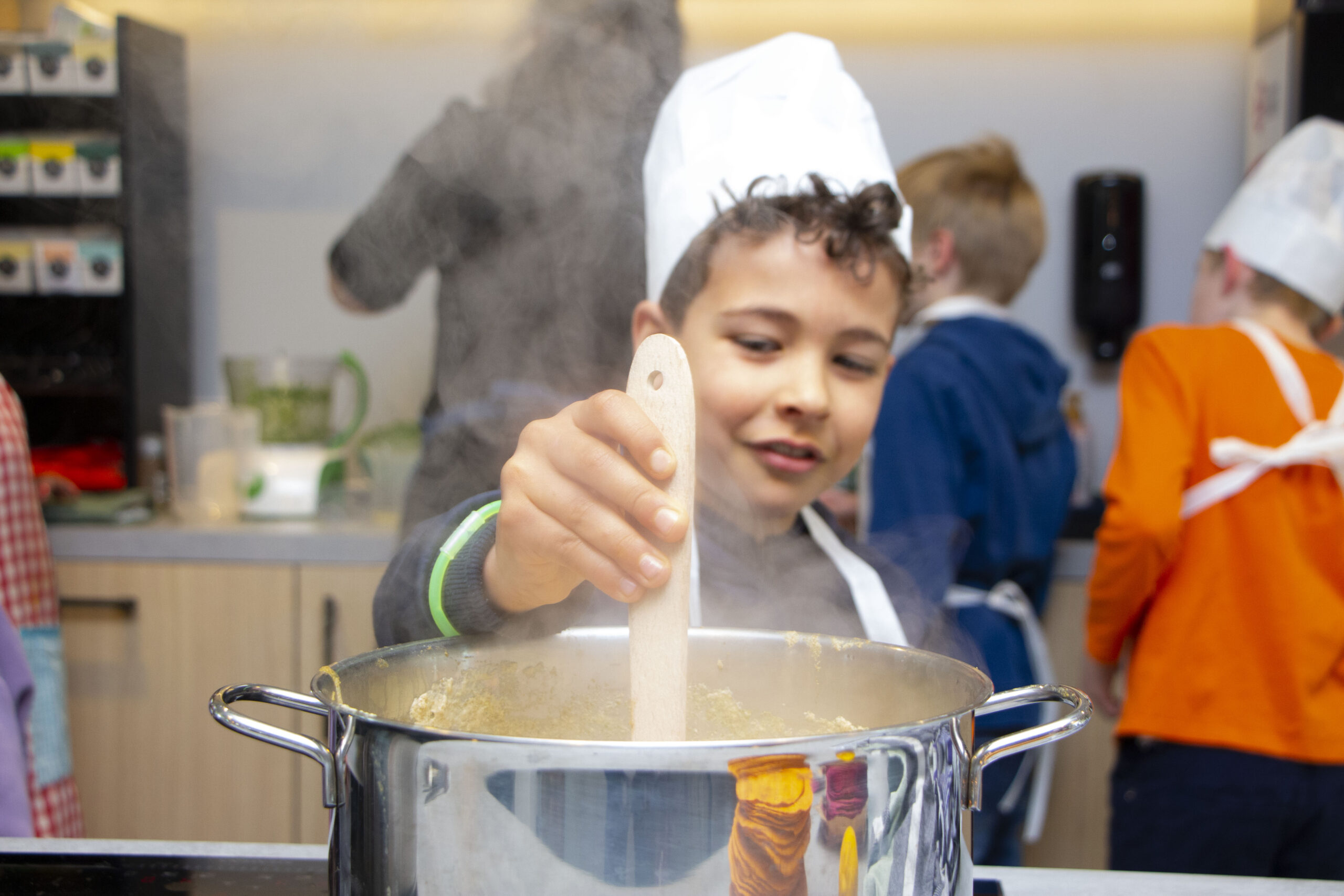 Koken bij 2Samen jongetje roert in pan