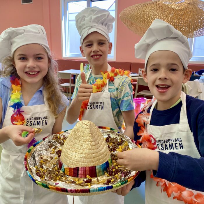 De kinderen van BSO 2Zeppelins in Monster tonen hun heerlijke nacho's in een sombrero.