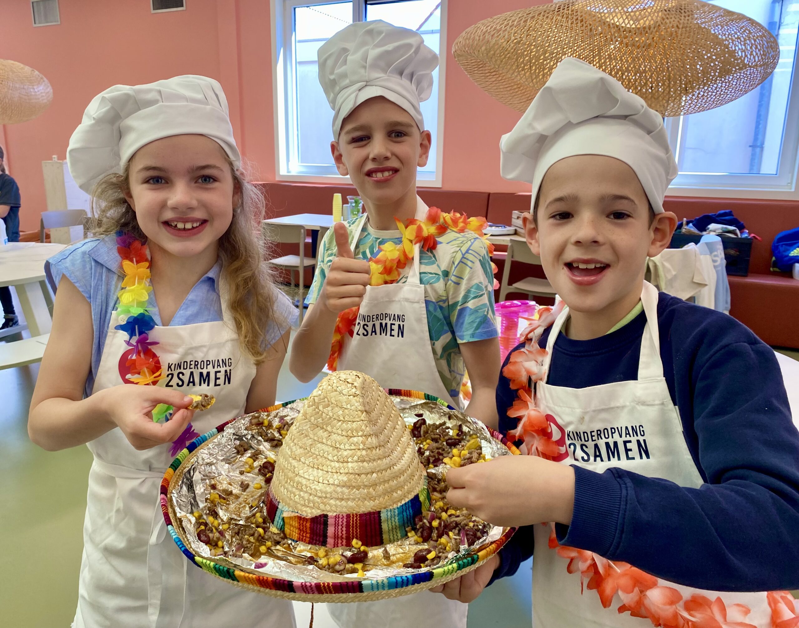 De kinderen van BSO 2Zeppelins in Monster tonen hun heerlijke nacho's in een sombrero.