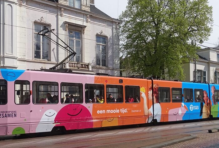 Tram 1 Haag rijdt rond in Den Haag in een nieuw jasje: de nieuwe huisstijl van Kinderopvang 2Samen