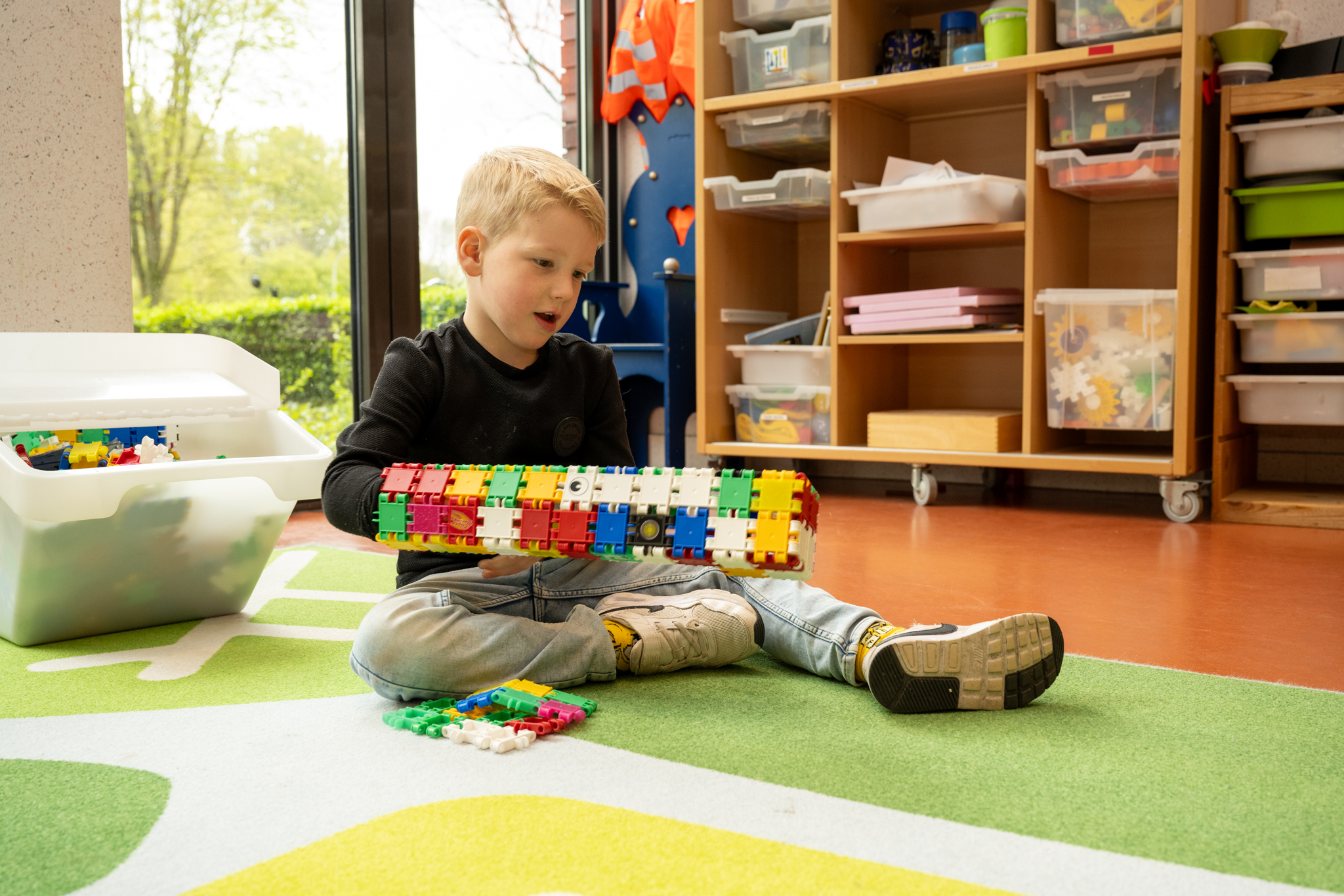 jongen speelt met blokken bij kinderopvang 2zwanen in ypenburg