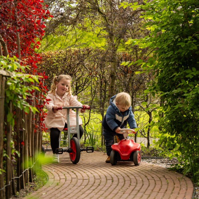 Kinderen op fietsjes bij 2zwanen in ypenburg