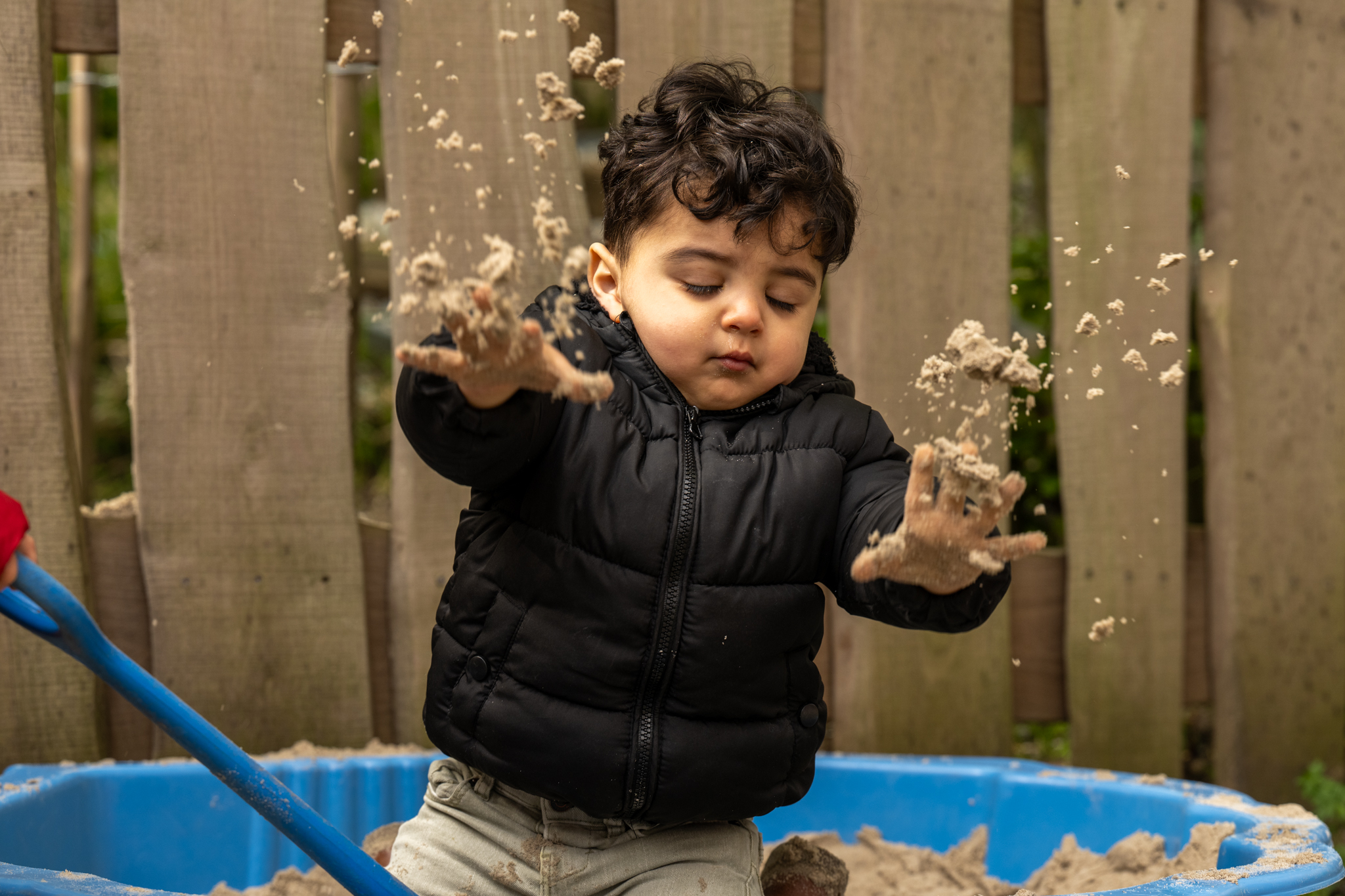 jongetje speelt in de zandbak bij kinderopvang 2zwanen in ypenburg