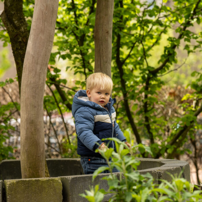 jongetje in natuurtuin bij kinderdagverblijf 2zwanen in ypenburg