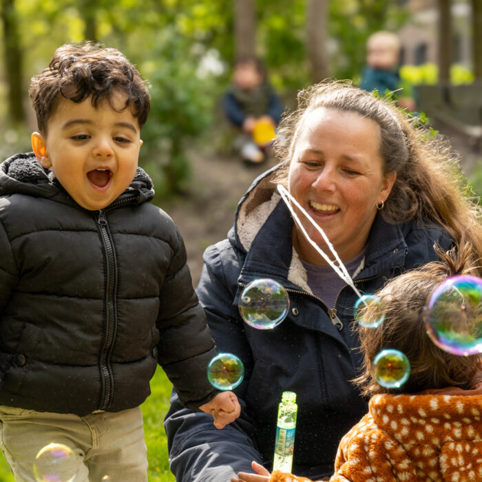 kinderen met bellenblaas bij kinderdagverblijf 2Zwanen in Ypenburg