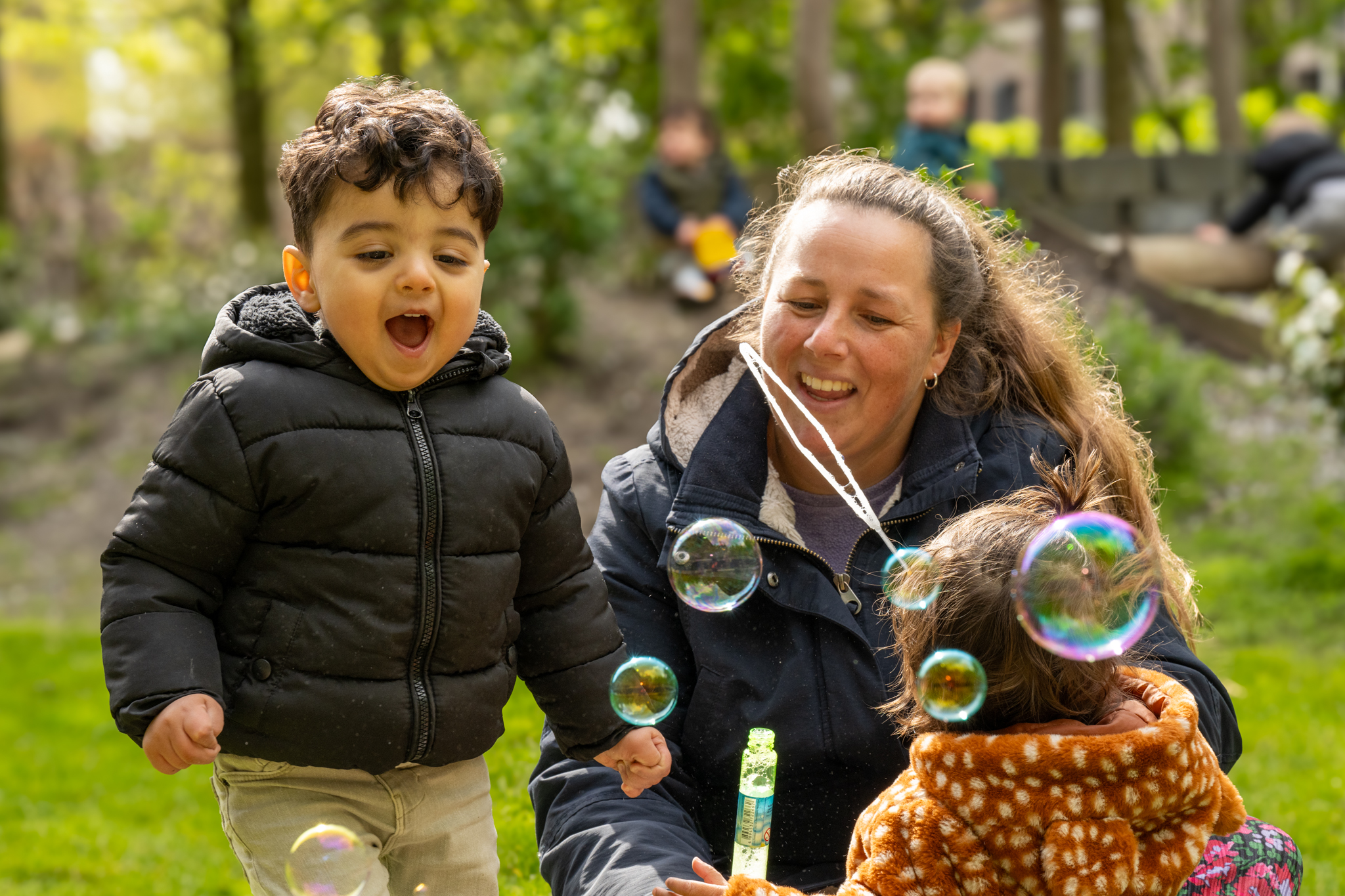 kinderen met bellenblaas bij kinderdagverblijf 2Zwanen in Ypenburg