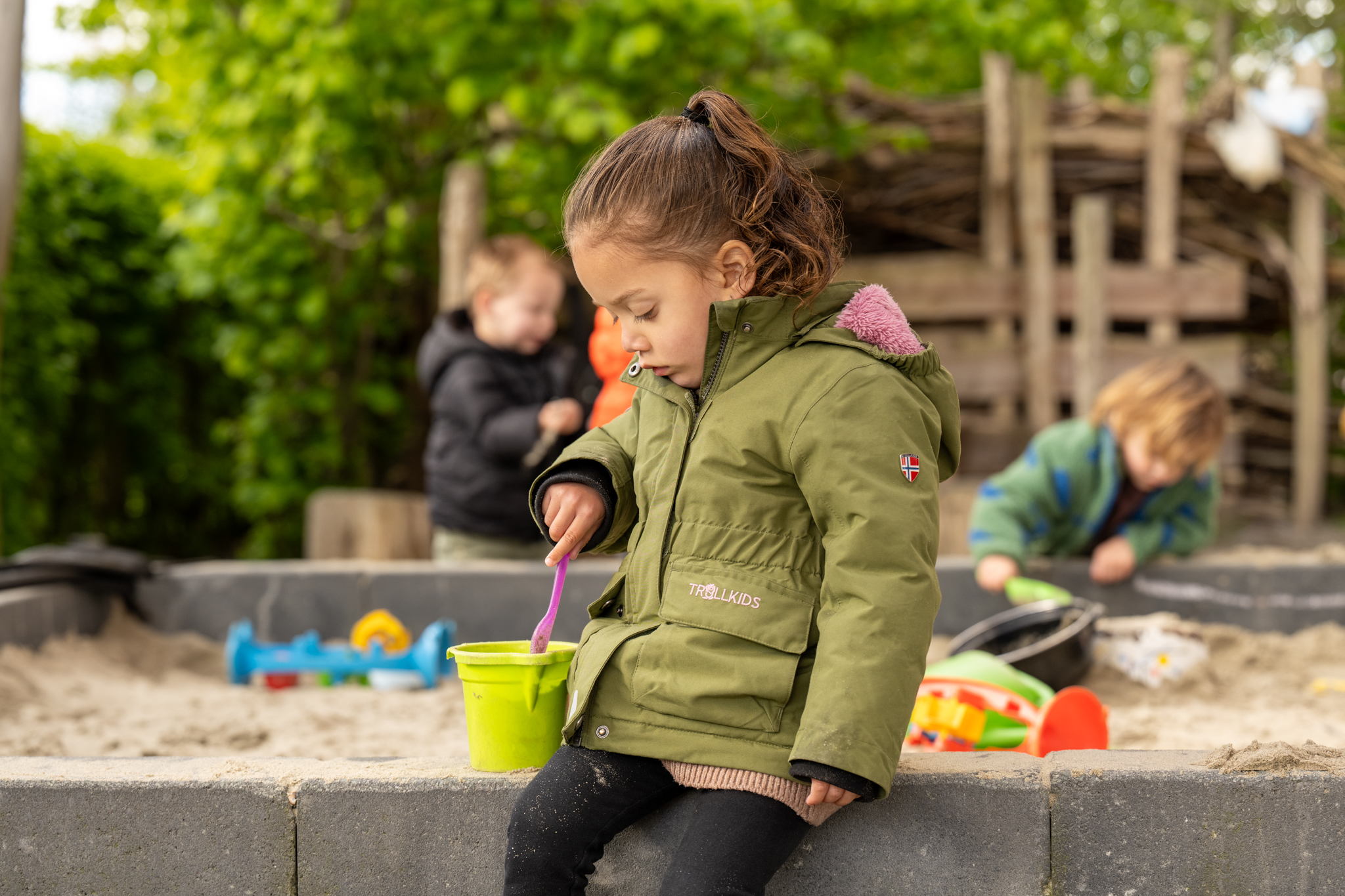 meisje in zandbak bij peuteropvang 2zwanen in ypenburg