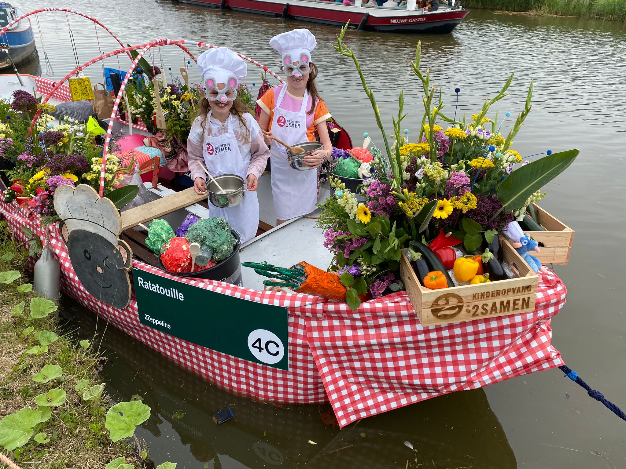 2Zeppelins Monster nemen deel aan Varend Corso Westland 2024 met boot Ratatouille