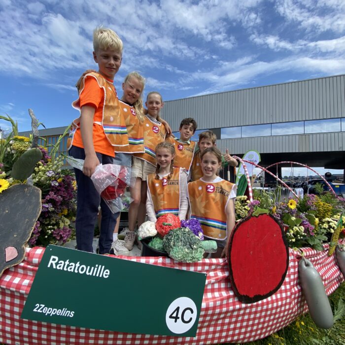 Zeven kanjers van bso 2Zeppelins stralen trots op hun zelfgemaakte jeugdcorsoboot Ratatouille voor het Varend Corso Westland 2024