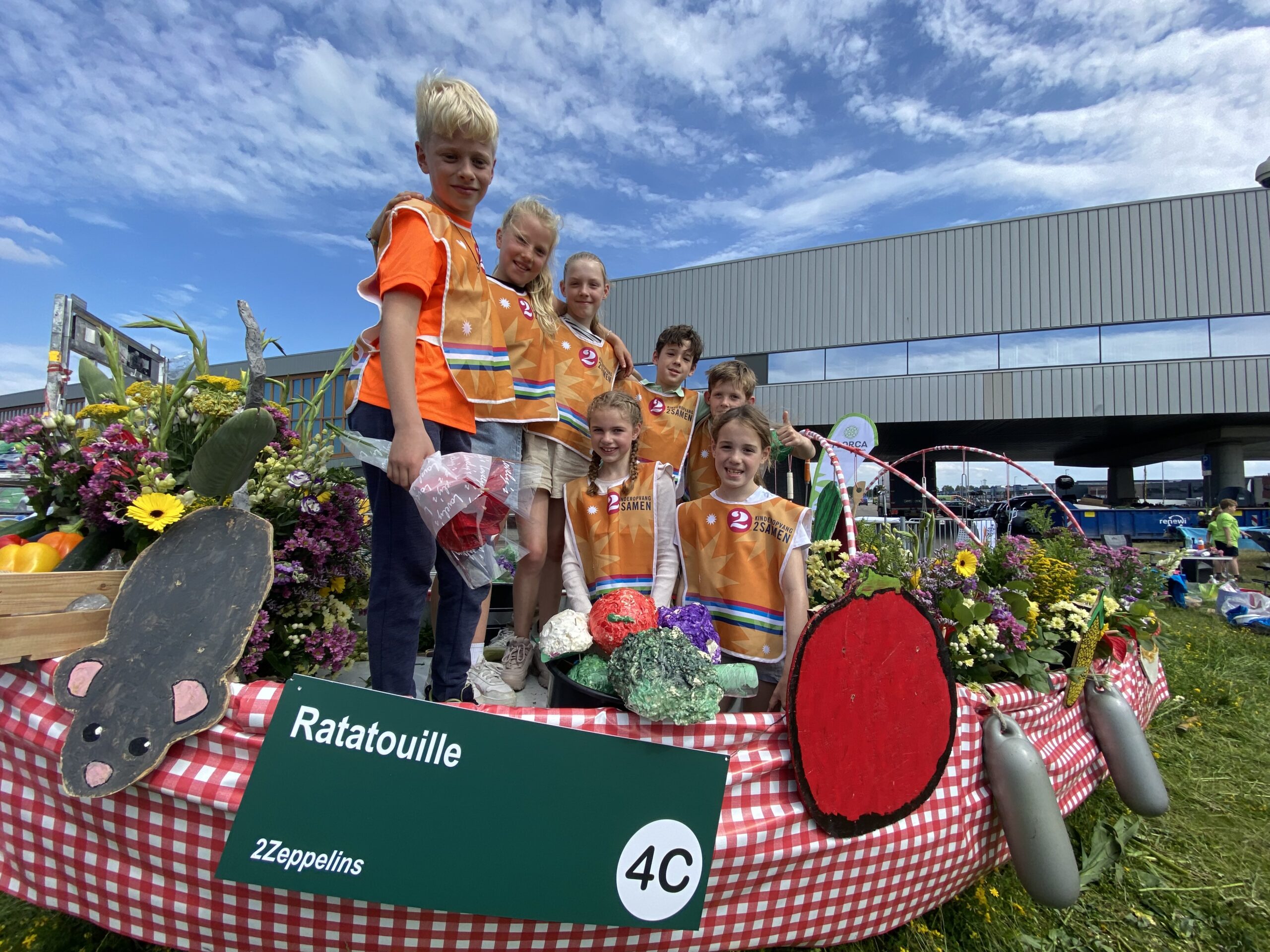 Zeven kanjers van bso 2Zeppelins stralen trots op hun zelfgemaakte jeugdcorsoboot Ratatouille voor het Varend Corso Westland 2024