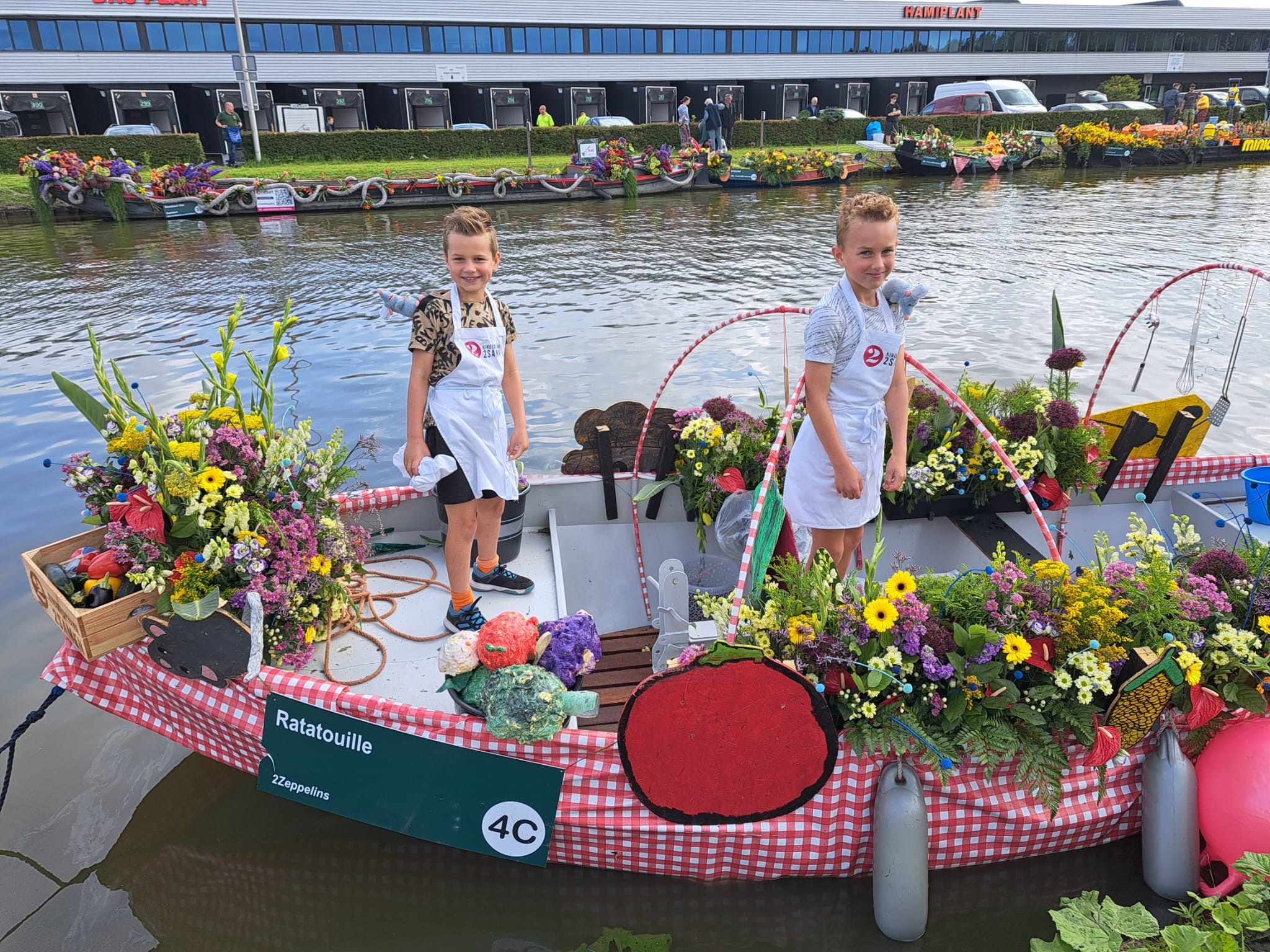 2Ballonnen Monster varen op de tweede dag mee tijdens Varend Corso Westland 2024